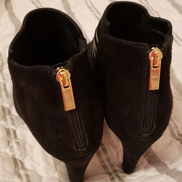 Black Suede Ankle Bootie Size 12 Bella Vita - Picture 2 of 5